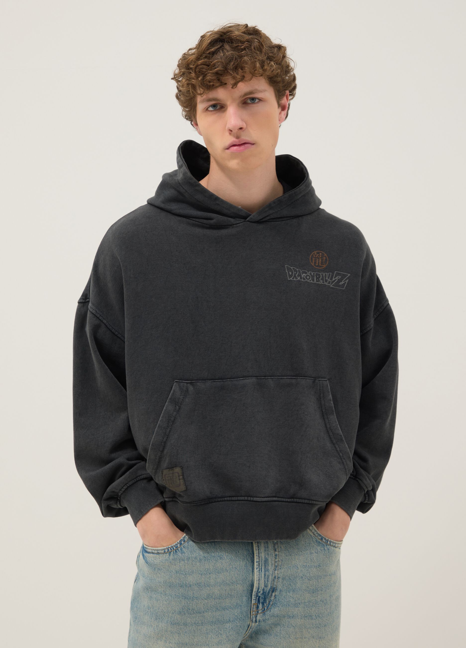 Felpa grigia in misto cotone oversize fit con stampa Dragonball