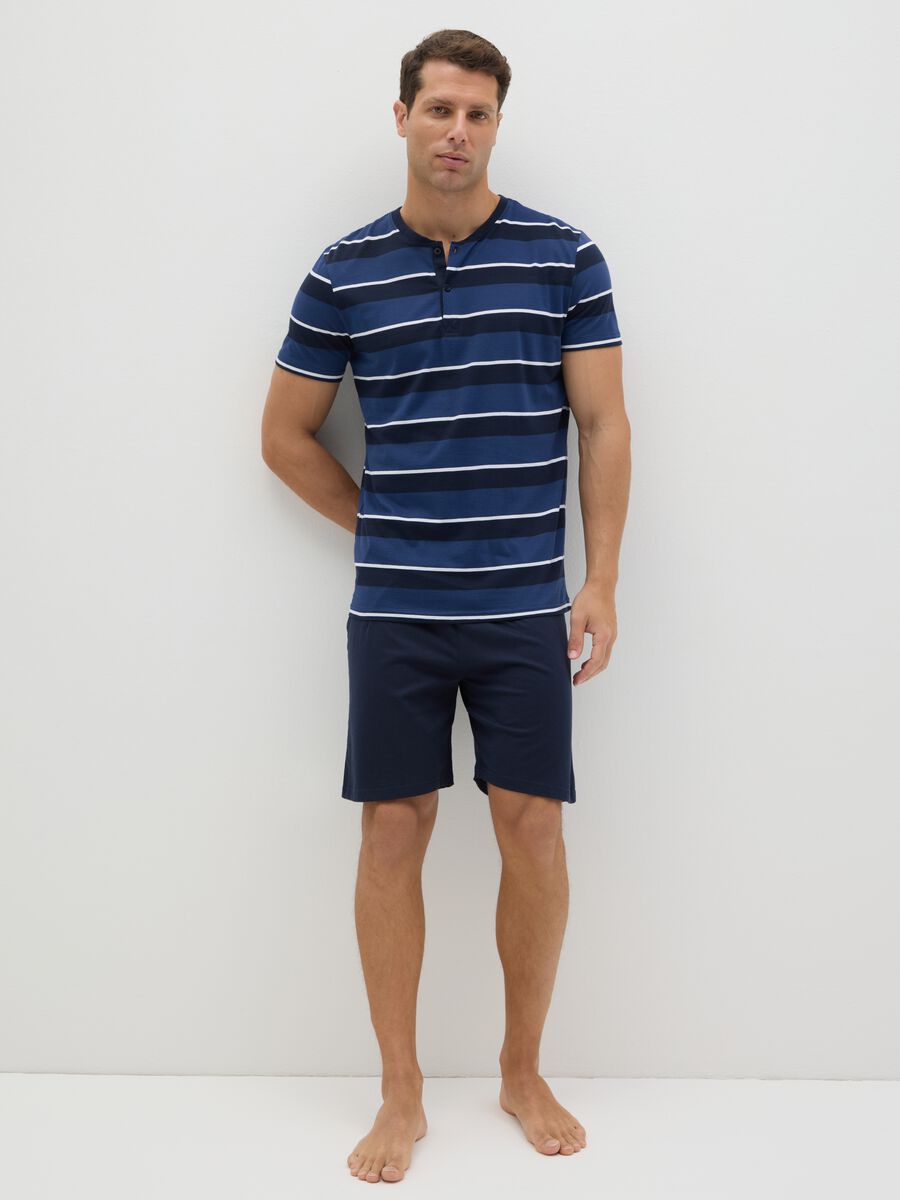 Short blue pyjamas in cotton with striped pattern_0