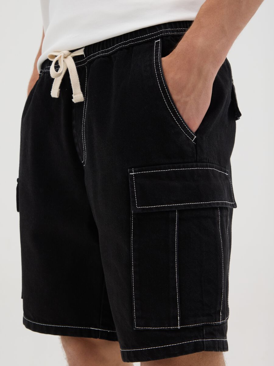 Men's black wide leg cotton cargo shorts_2