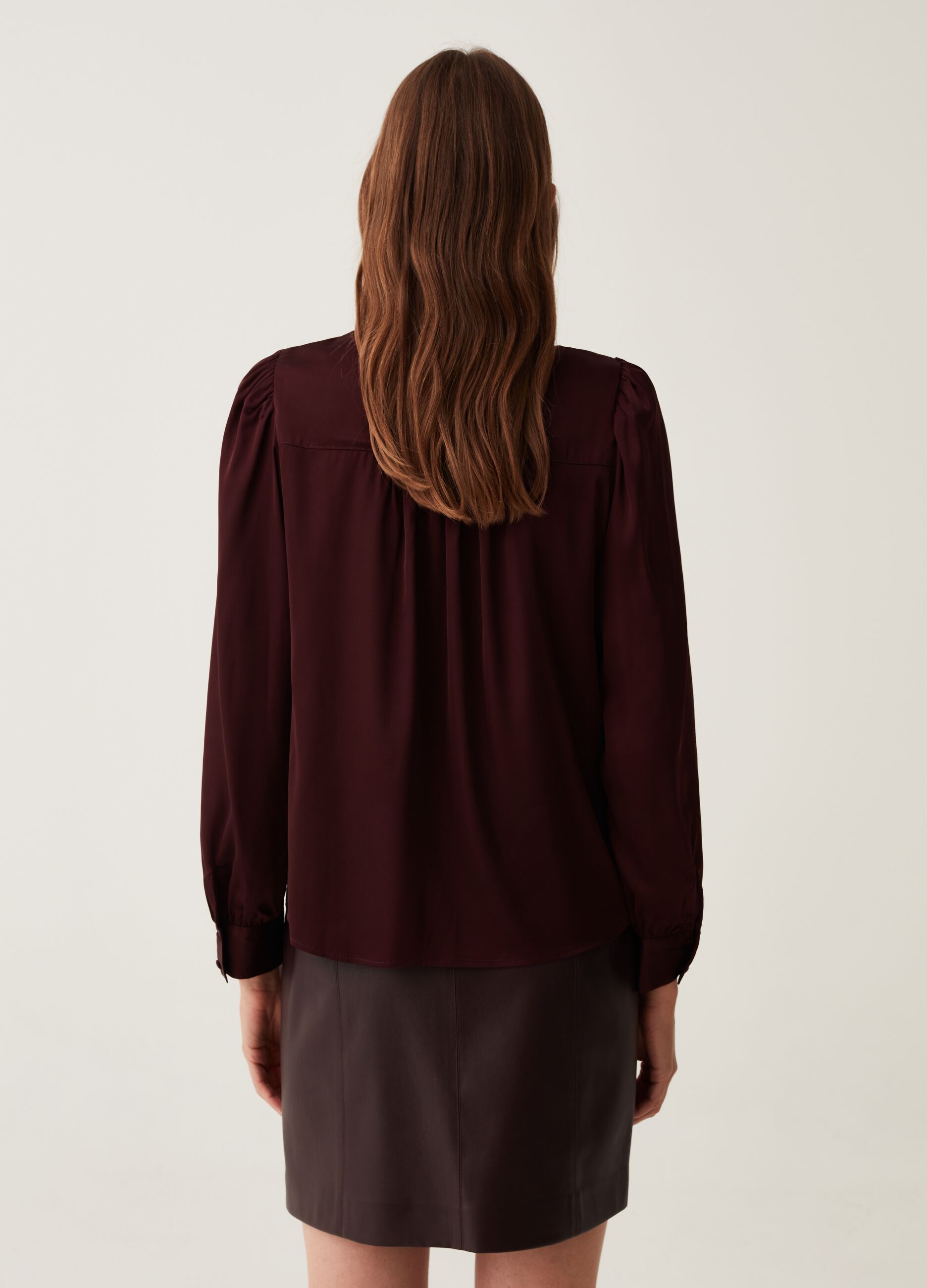 Blusa in satin con maniche a sbuffo_2
