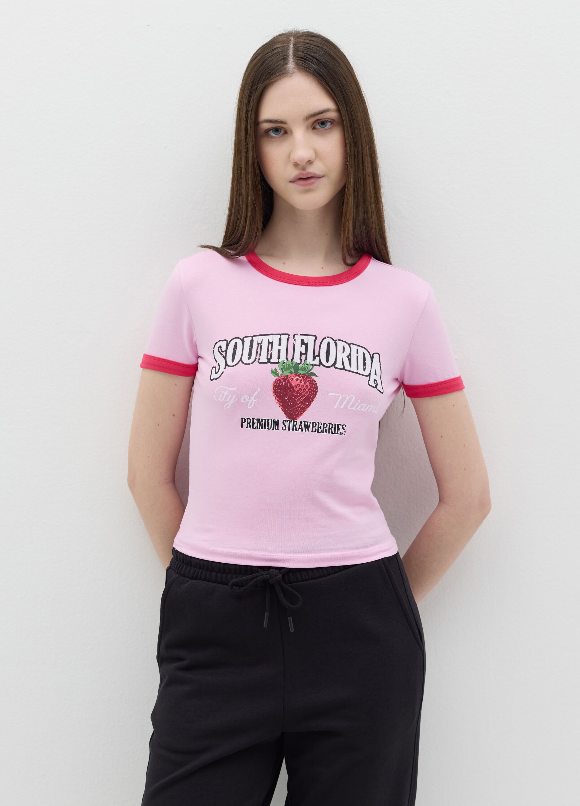 T-shirt con profili a contrasto e stampa