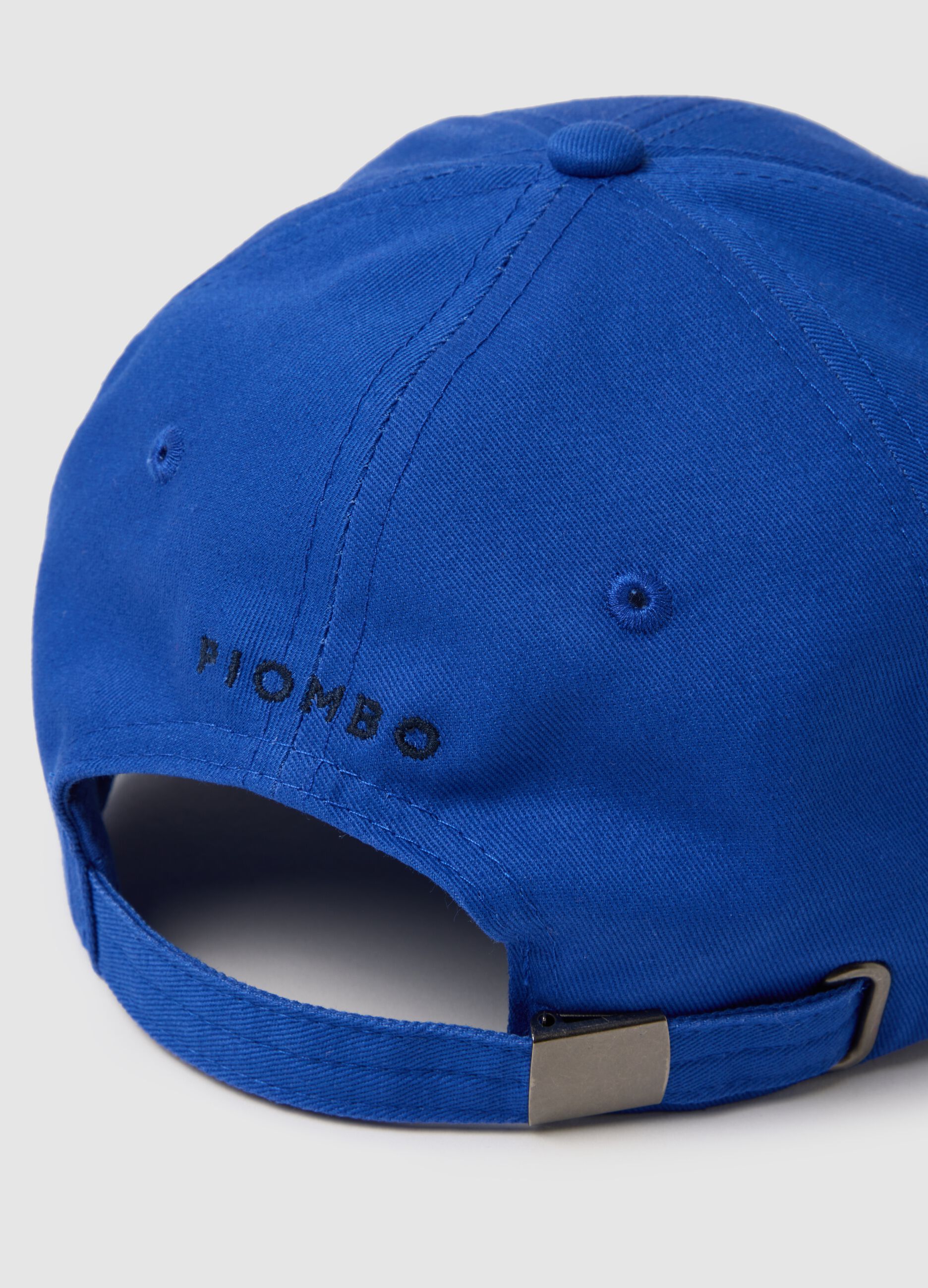 Blue pure cotton cap with adjustable visor and embroidered P