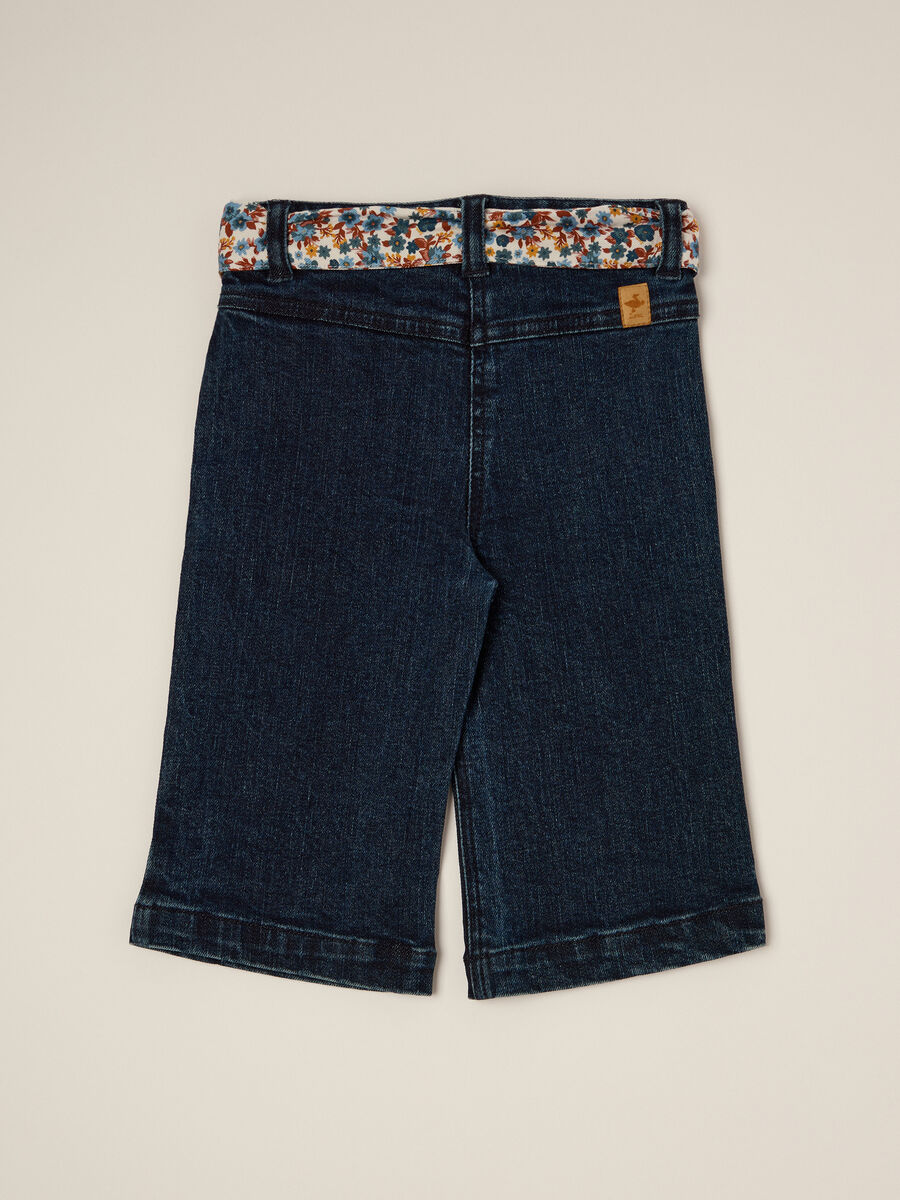 Pantaloni denim elasticizzati con dettagli floreali per bambina_1