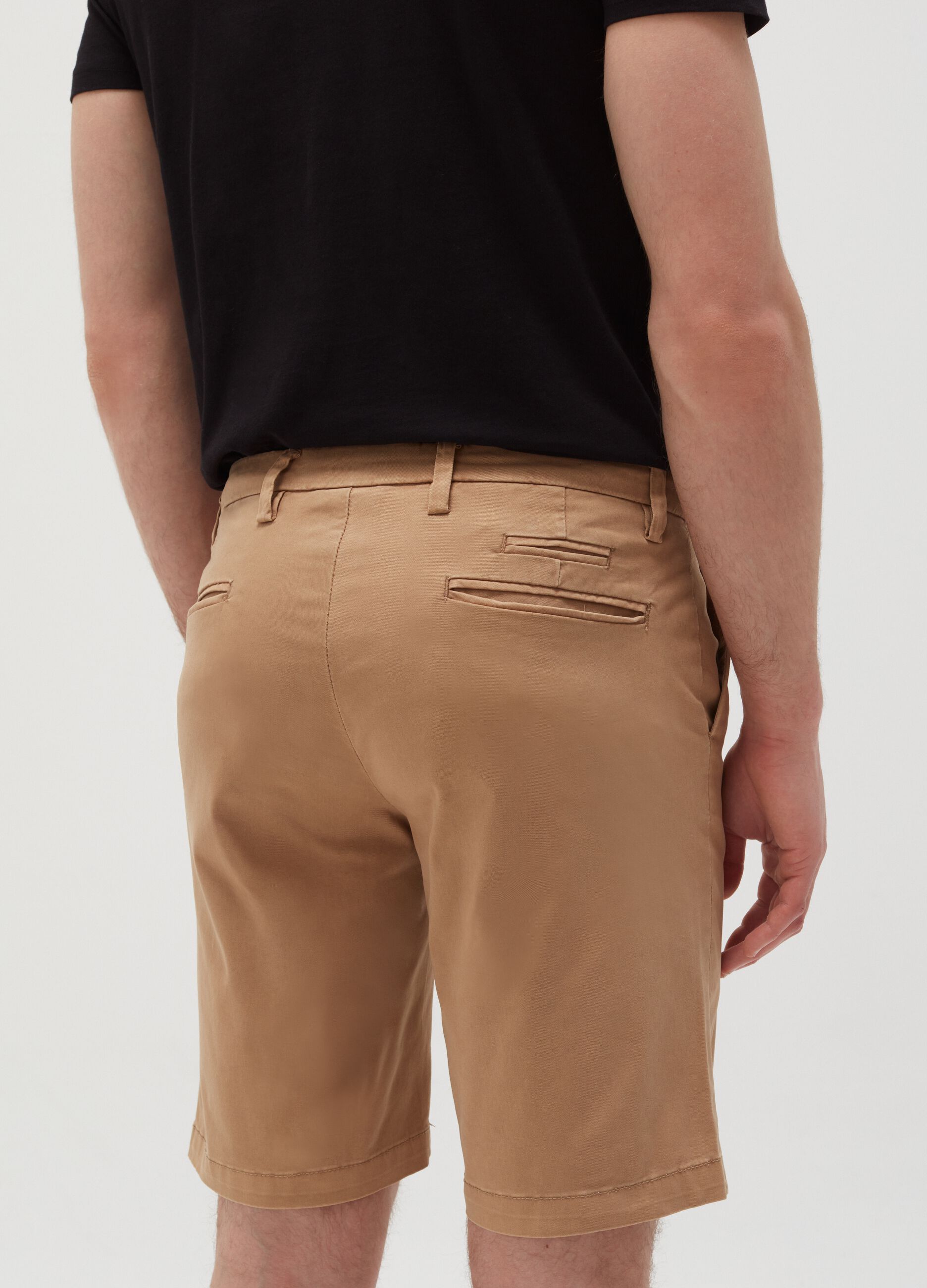 Bermuda chino in cotone con pinces_2