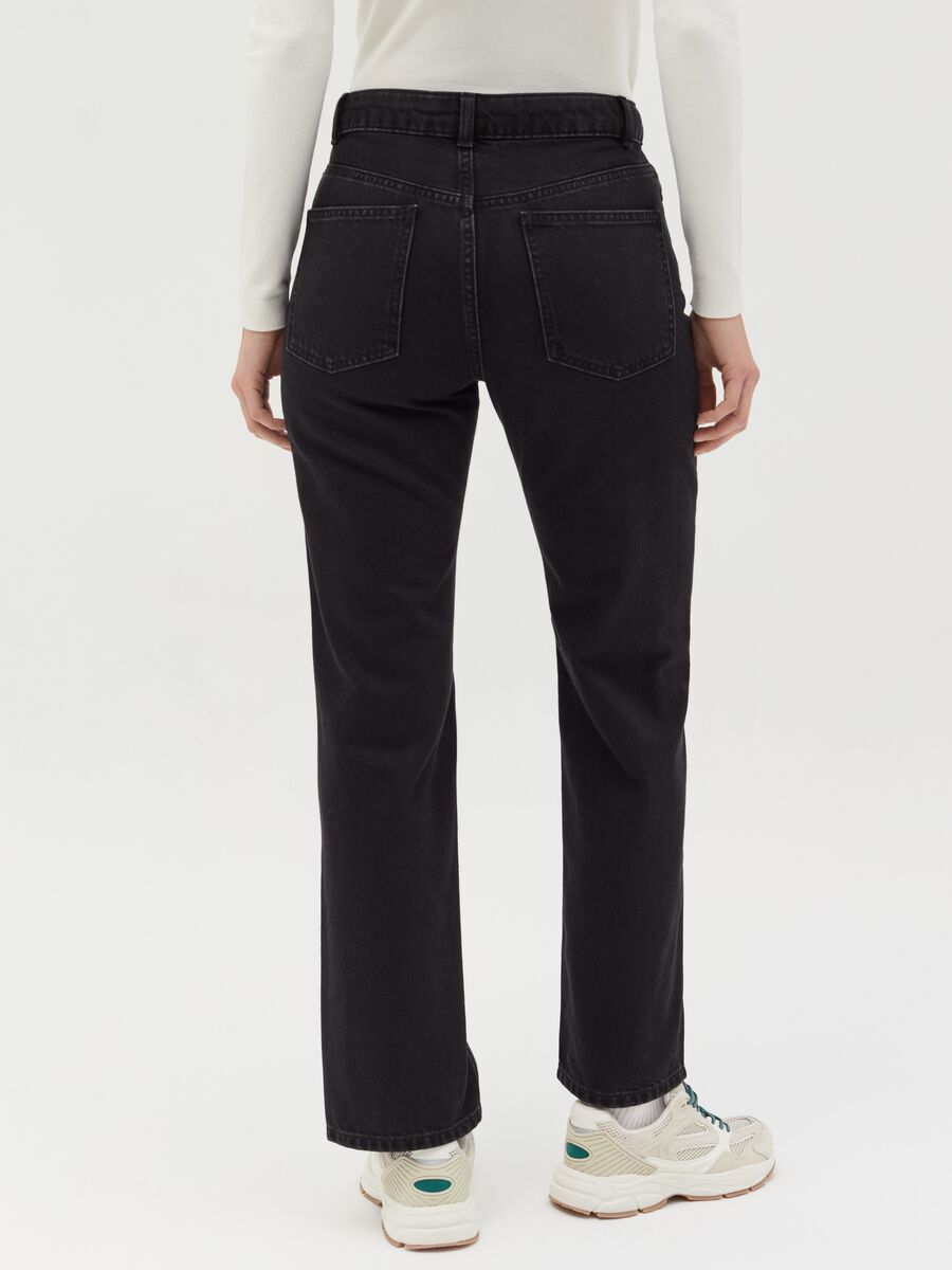 Solid colour straight-fit jeans_3