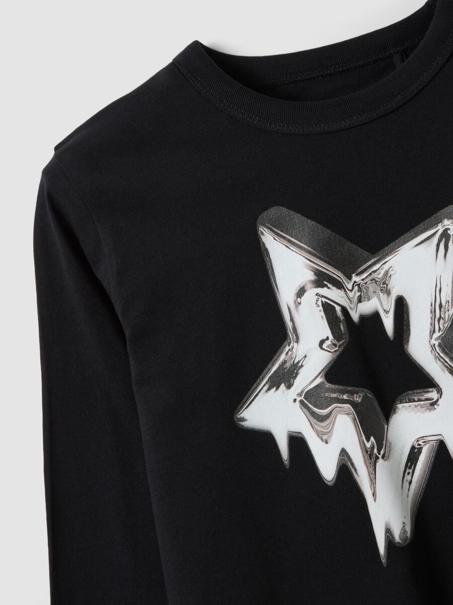 T-shirt nera in puro cotone organico con collo a costine per ragazza_1