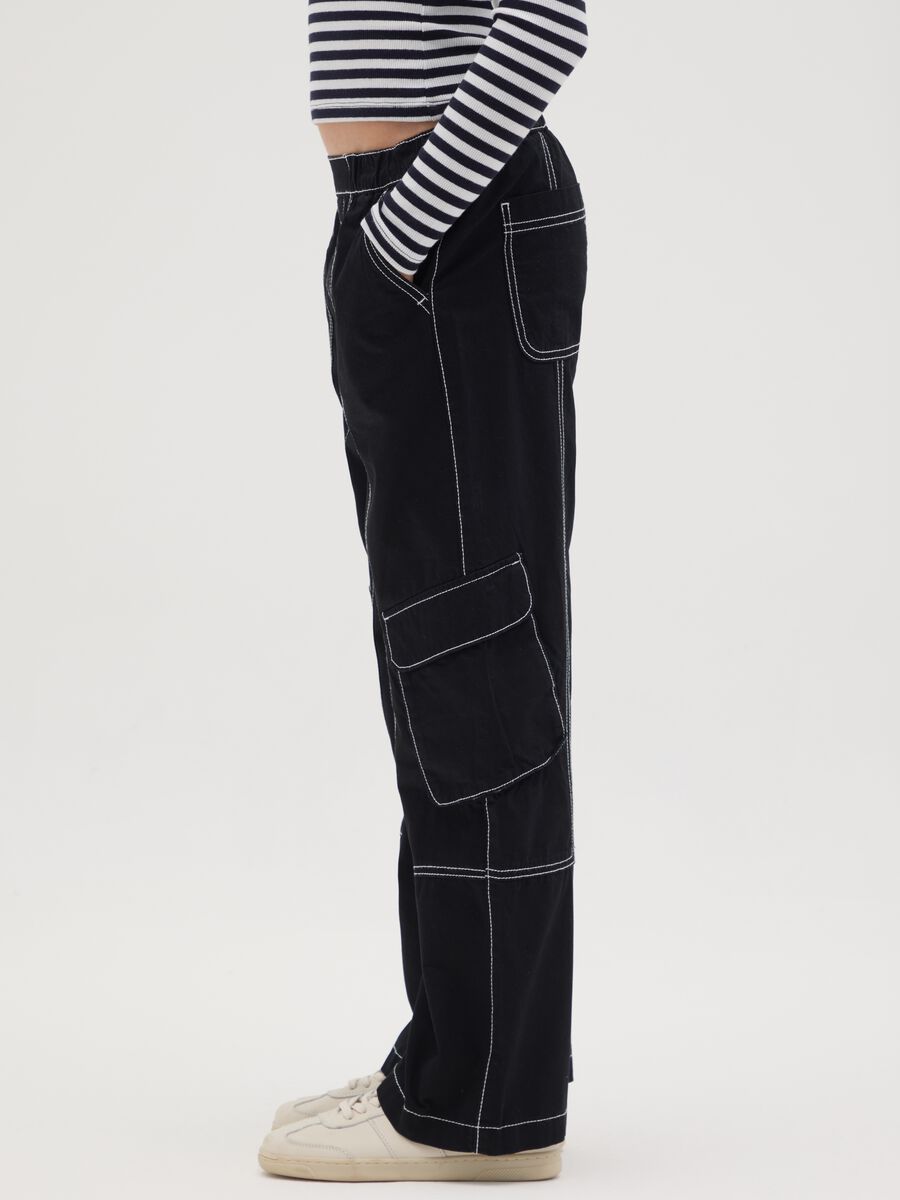 Cargo trousers with contrasting stitching_2