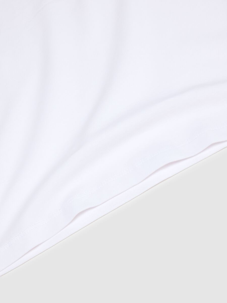 Two-pack of boys' white stretch cotton vests with regular fit_2