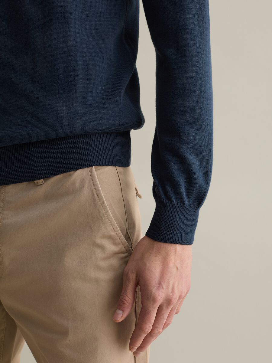 Solid colour pullover with round neck_2
