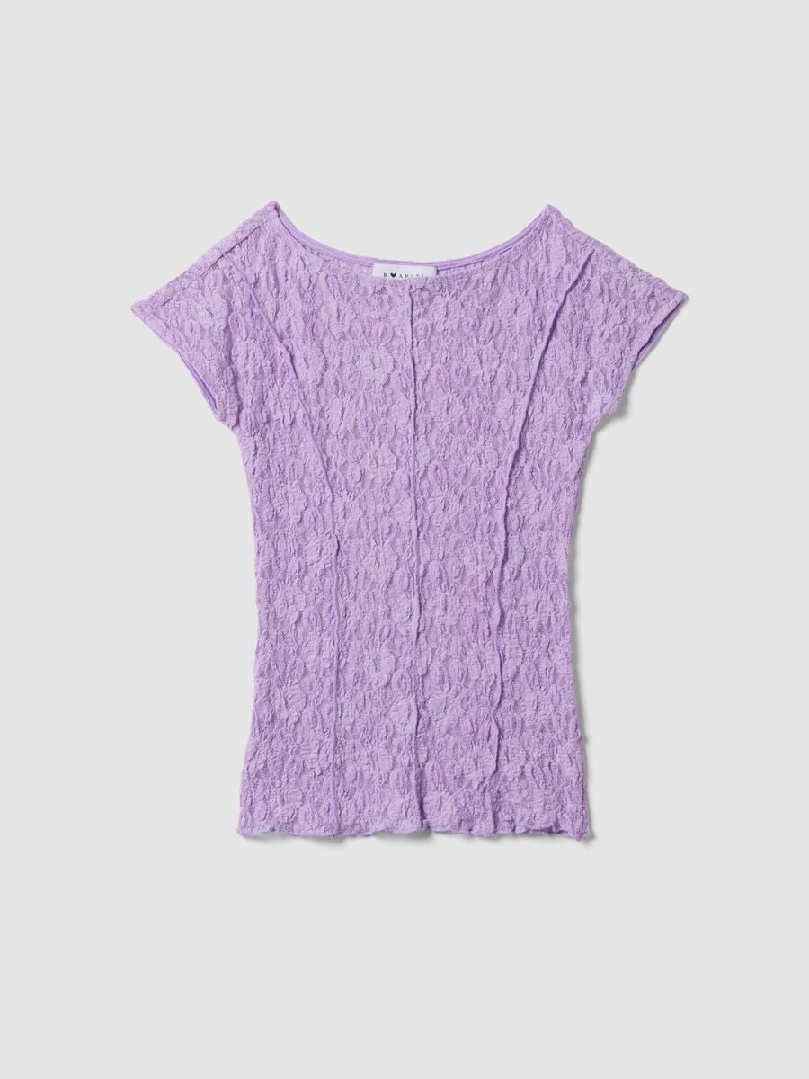 T-shirt viola in tessuto elasticizzato con texture floreale in rilievo_4