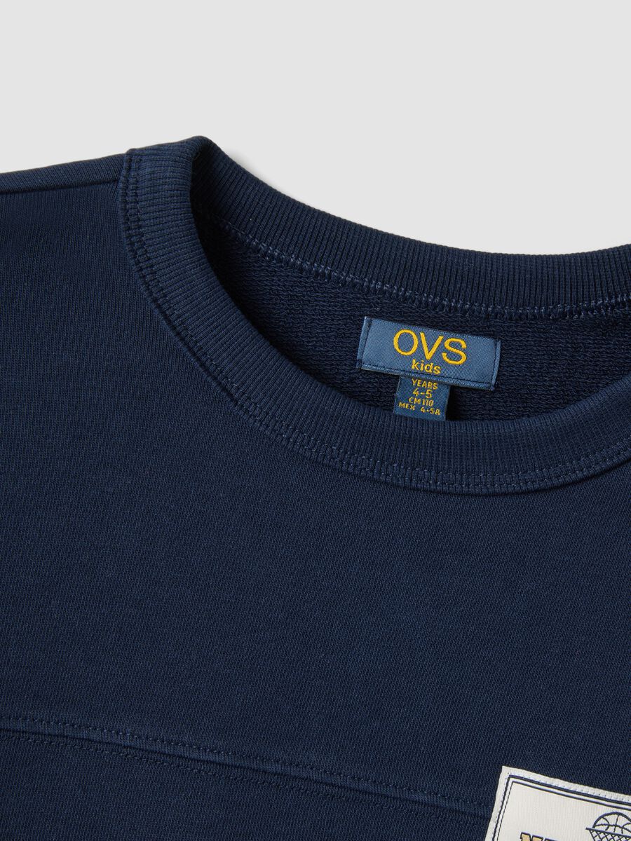Felpa blu in puro cotone organico relaxed fit con stampa per bambino_3