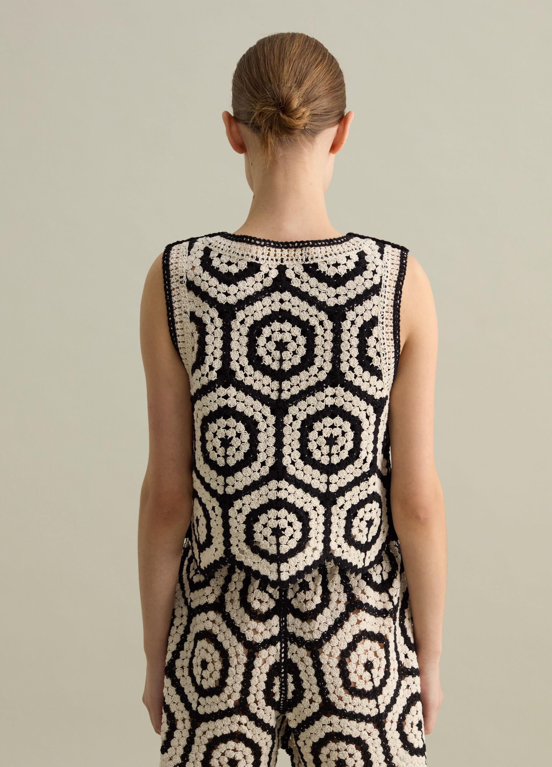 Tank top crochet con motivo geometrico
