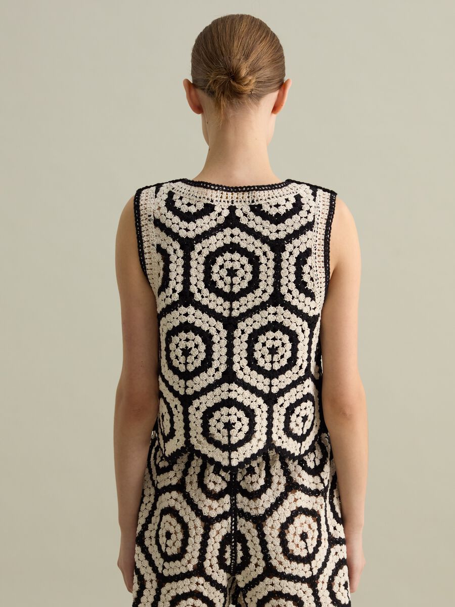 Crochet tank top with geometric motif_3