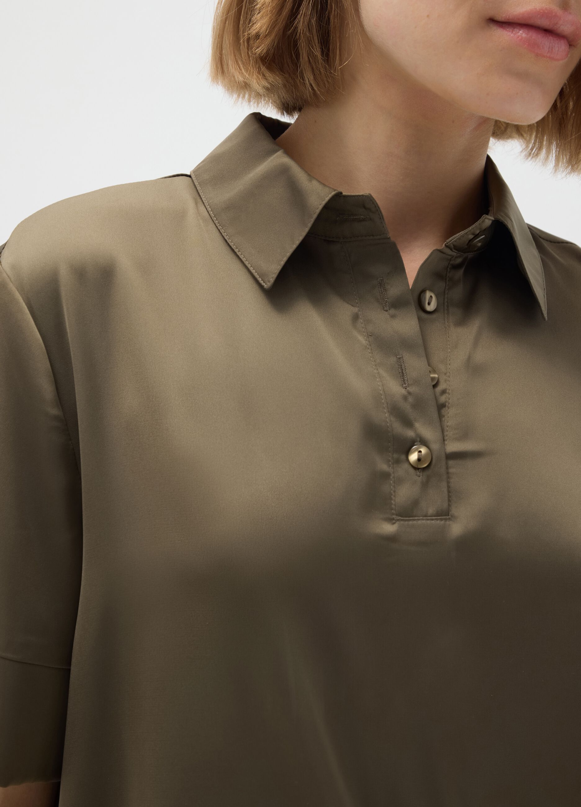 Camicia in satin marrone regular fit