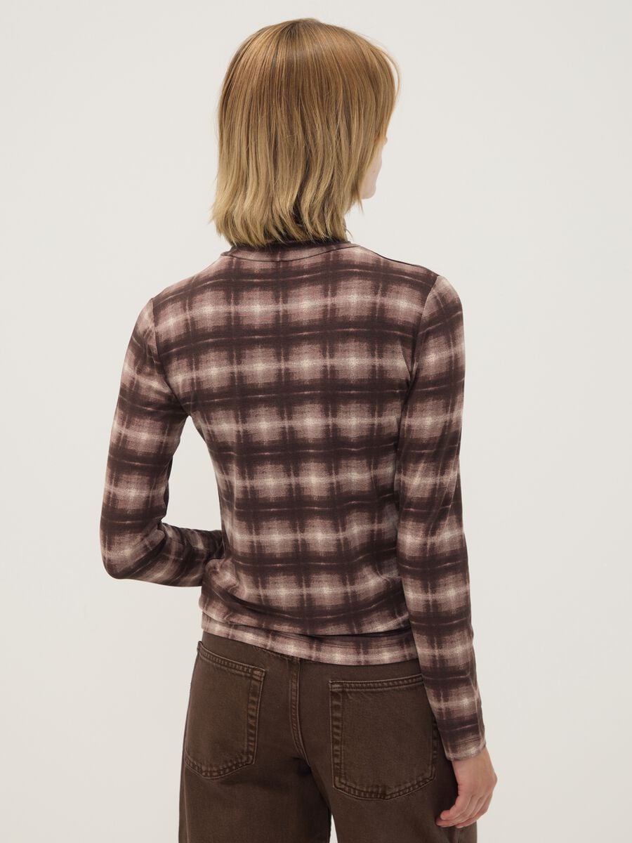 T-shirt marrone in viscosa elasticizzato con girocollo a quadri_3
