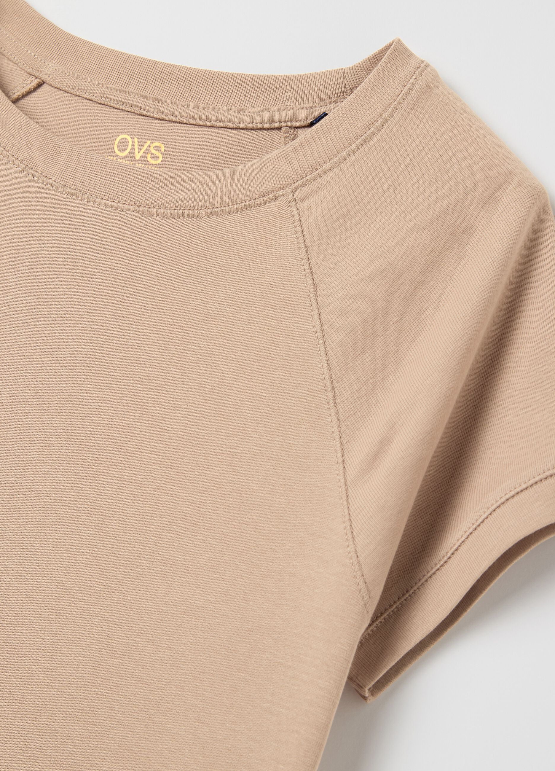 T-shirt with raglan sleeves