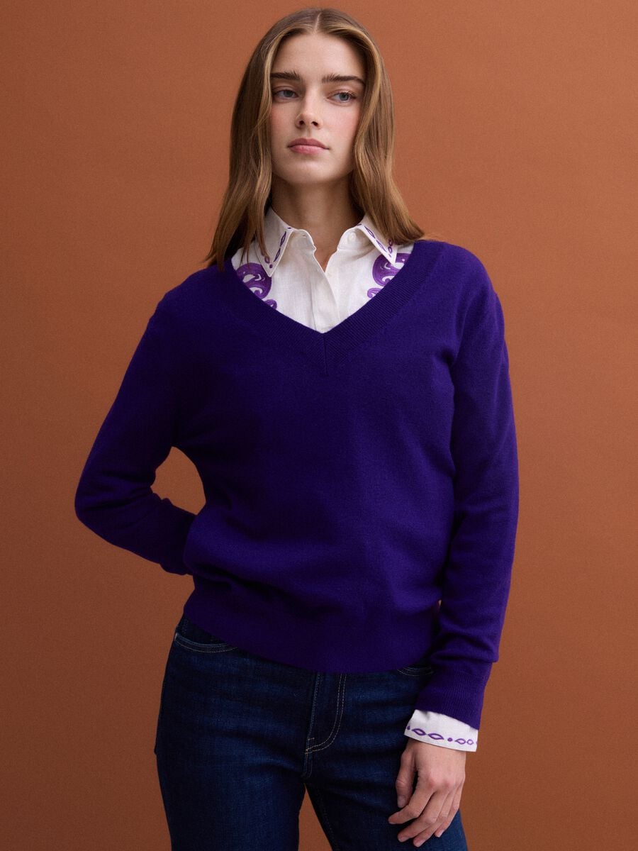 Maglia viola in pura lana con scollo profondo a V_0