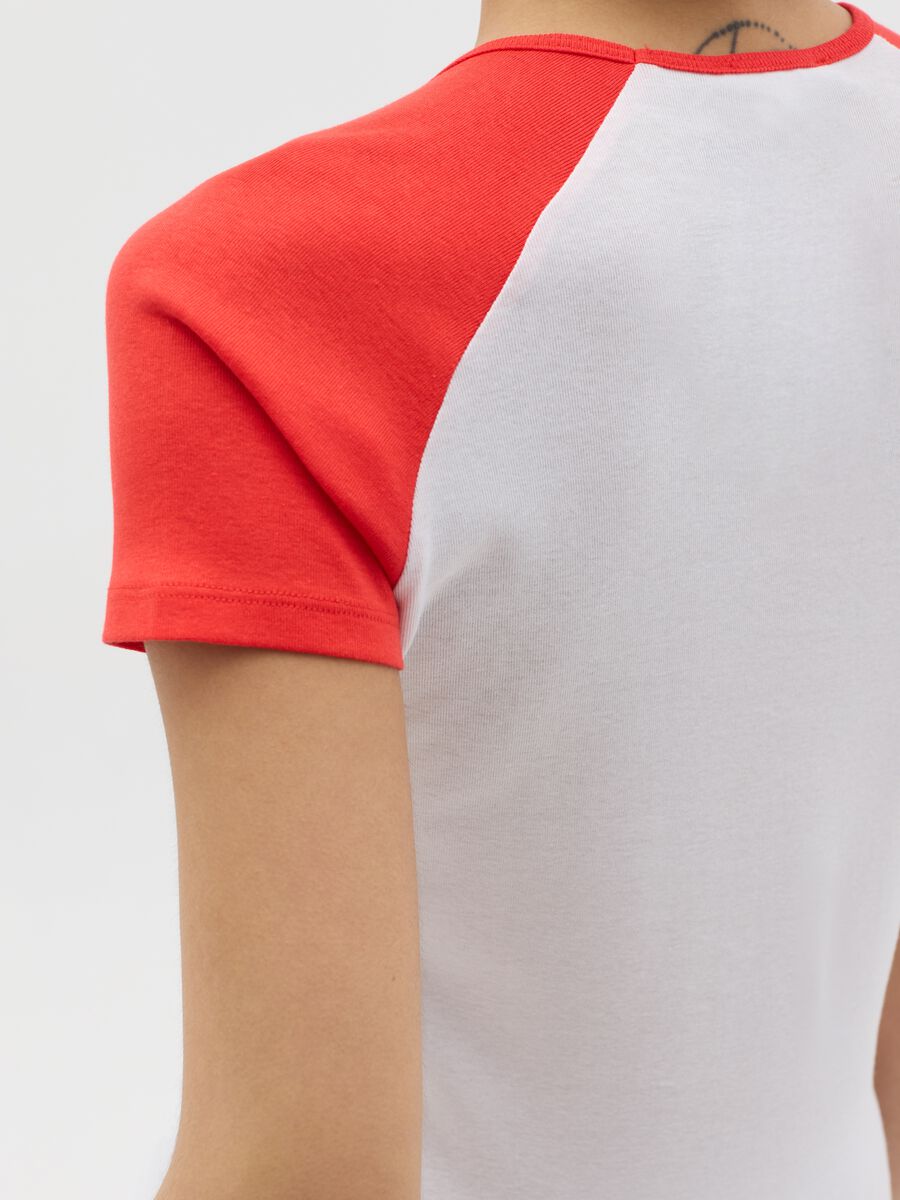 White T-shirt with red raglan sleeves_2