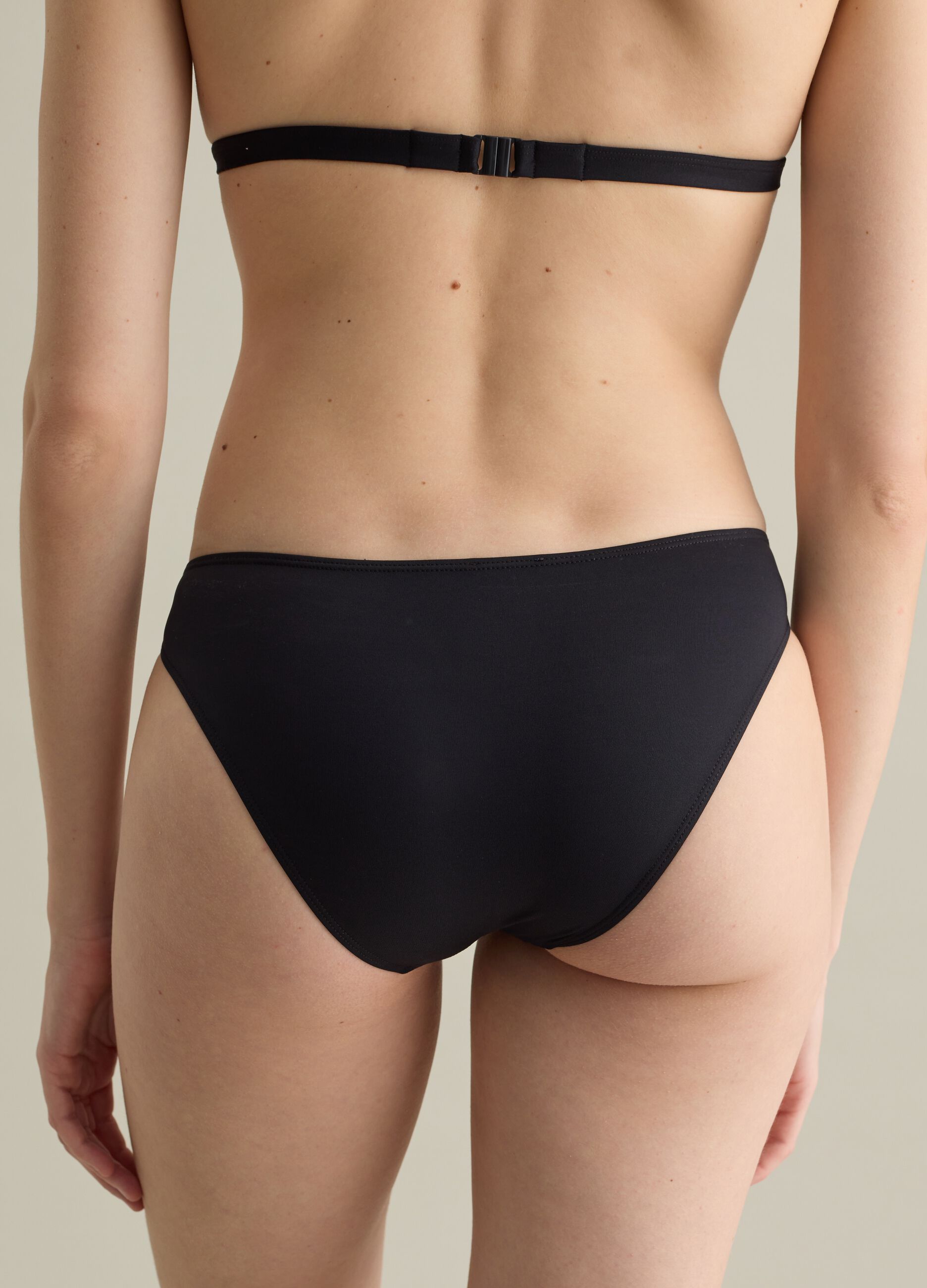 Slip bikini in tessuto elasticizzato nero con dettaglio fibbia