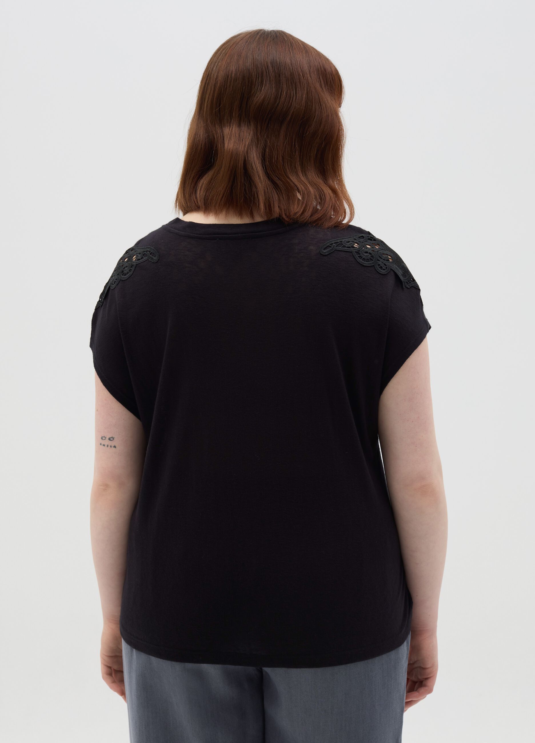 Curvy black T-shirt with lace details