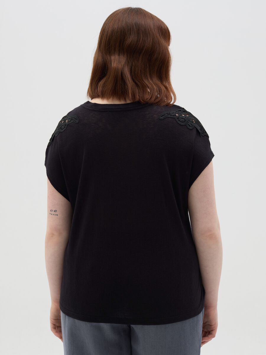 Curvy black T-shirt with lace details_2