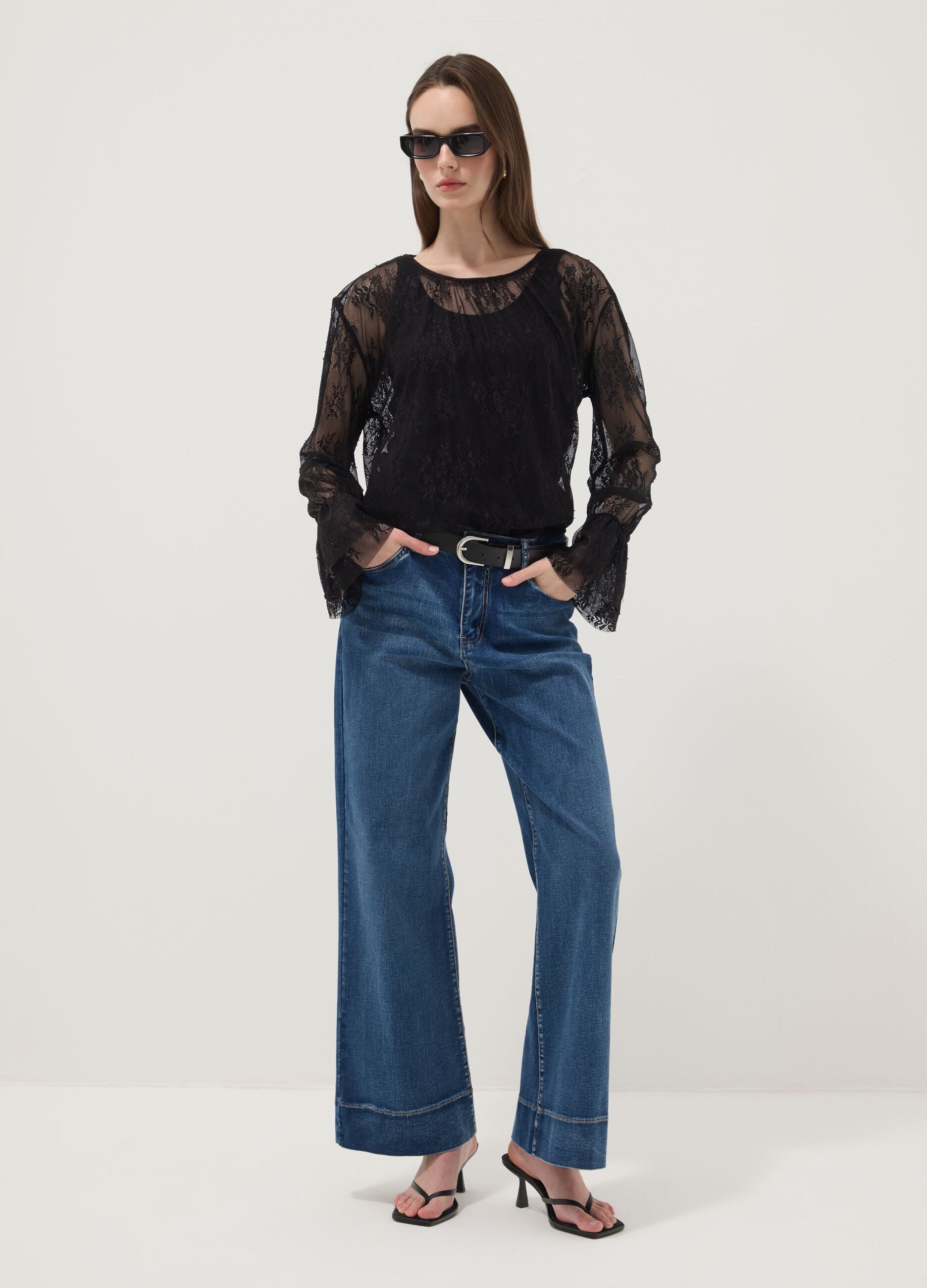 Blusa nera in tessuto elasticizzato con pizzo trasparente regular fit