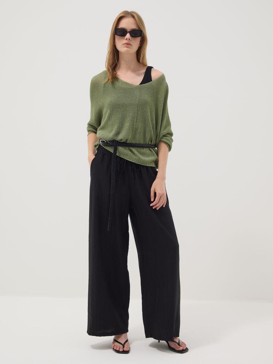 Maglia verde in misto viscosa e lino con scollo a V_2