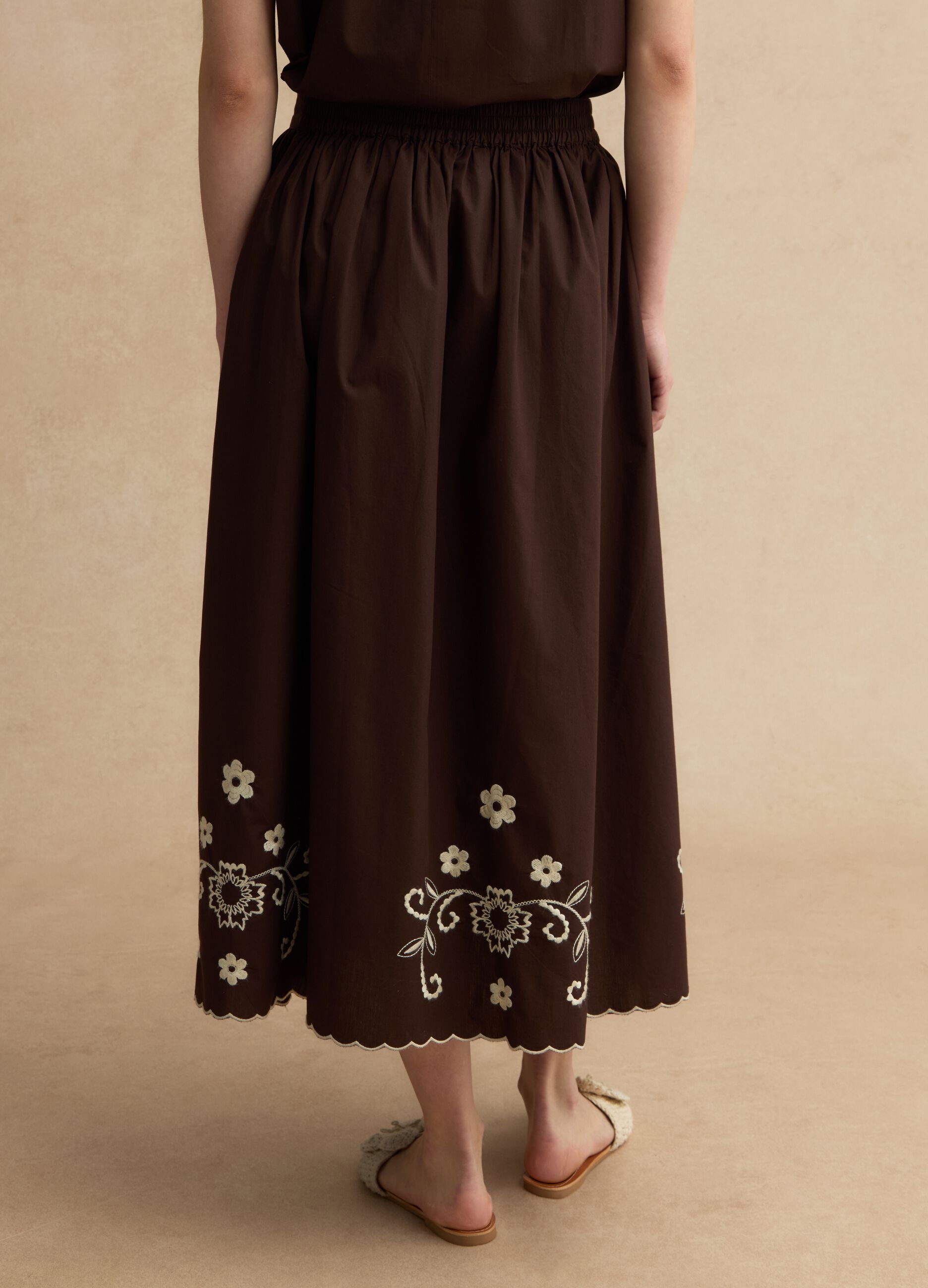 Gonna lunga in puro cotone marrone regular fit con ricami floreali