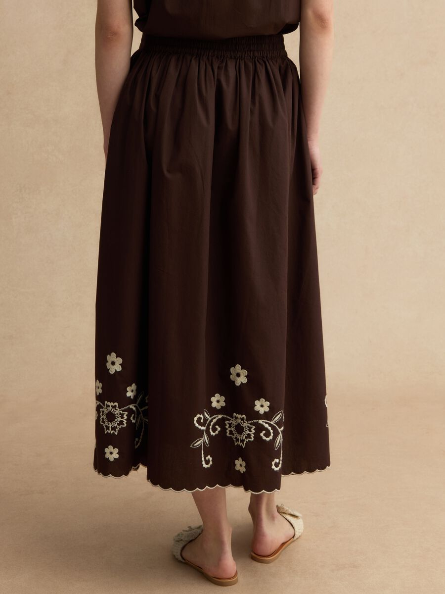 Gonna lunga in puro cotone marrone regular fit con ricami floreali_3