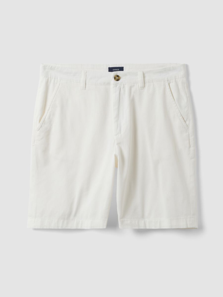 White regular-fit chino shorts_4