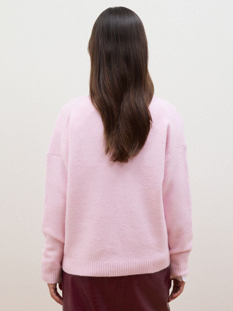 Pink stretch wool jumper with deep V-neck and oversized fit_3
