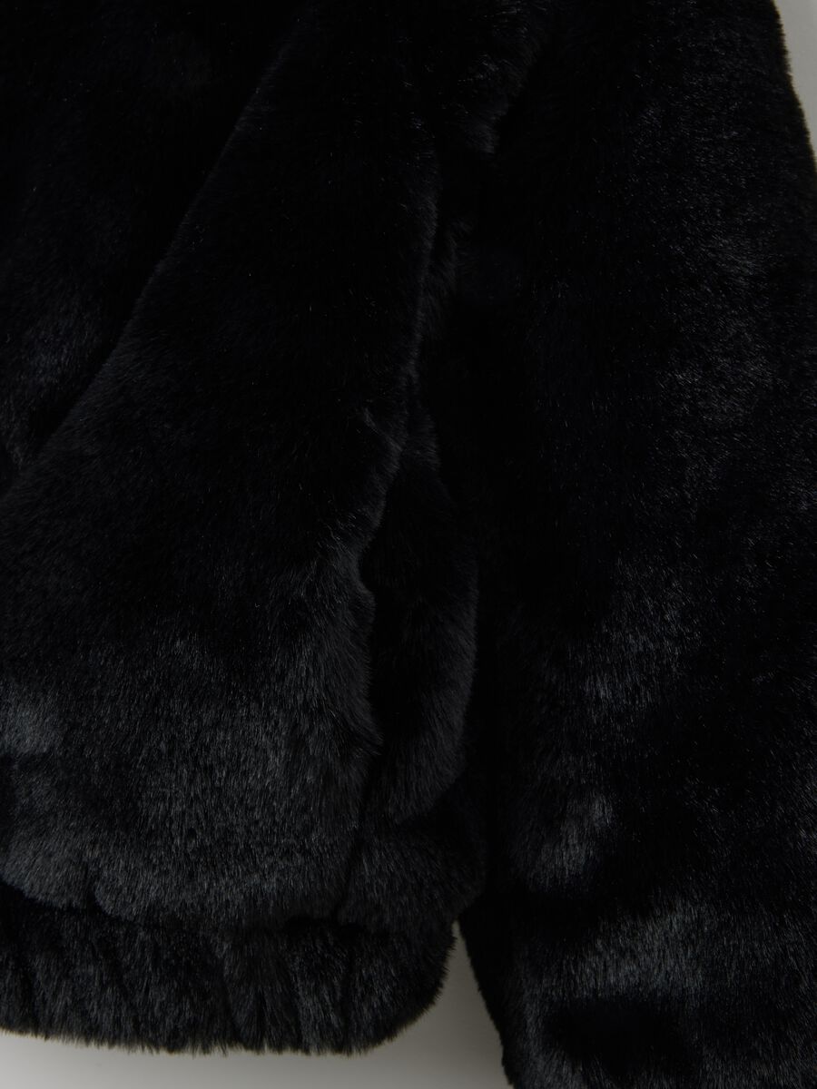 Giacca morbida nera con cappuccio da bambina regular fit_3