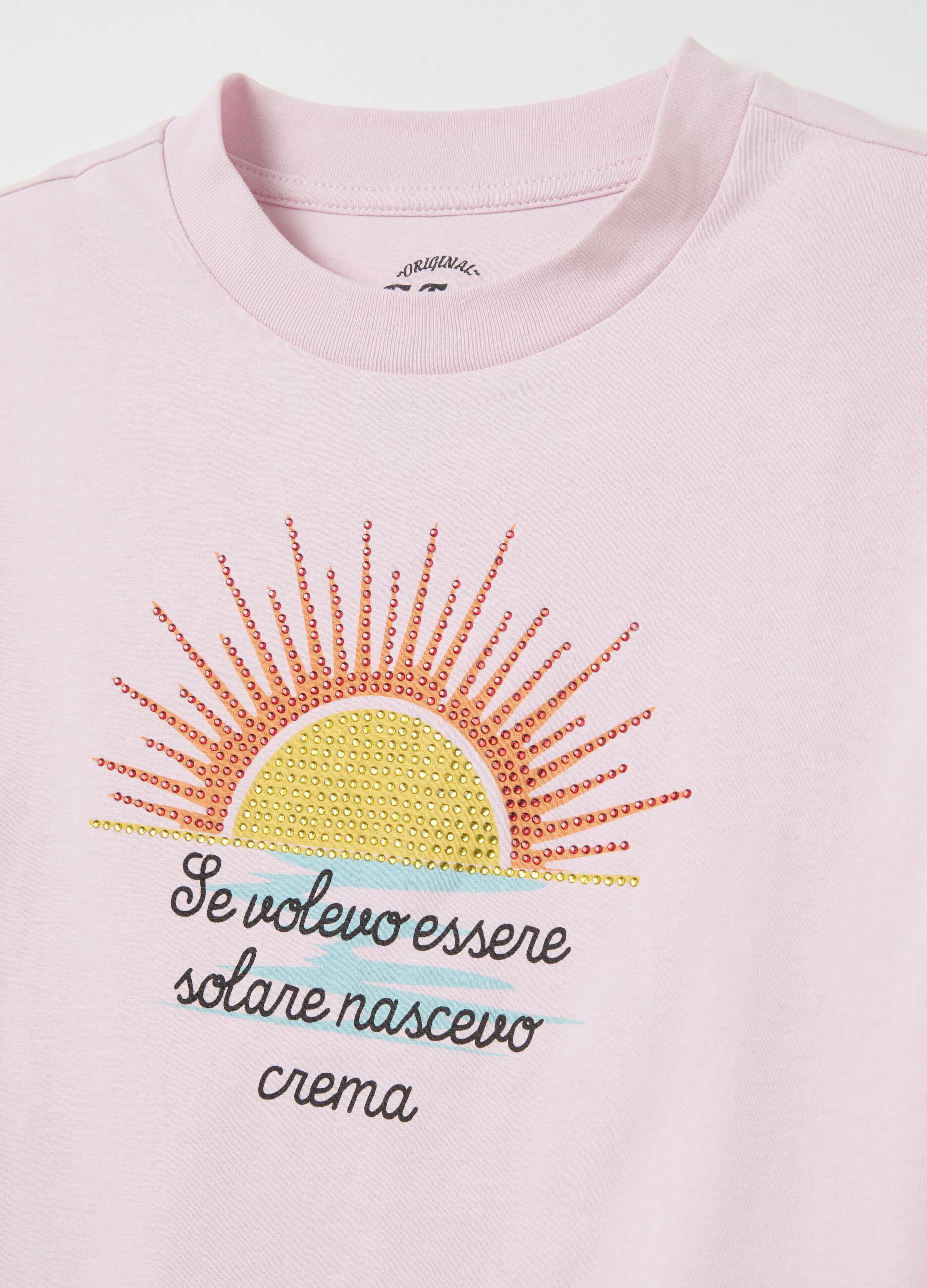 Pink T-shirt with "Se volevo essere solare nascevo crema" and diamantés