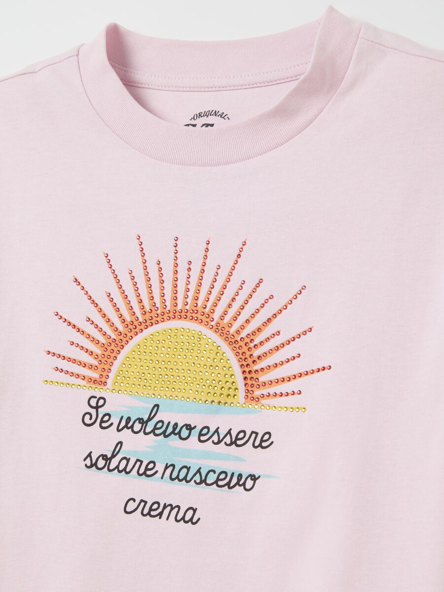 Pink T-shirt with "Se volevo essere solare nascevo crema" and diamantés_5