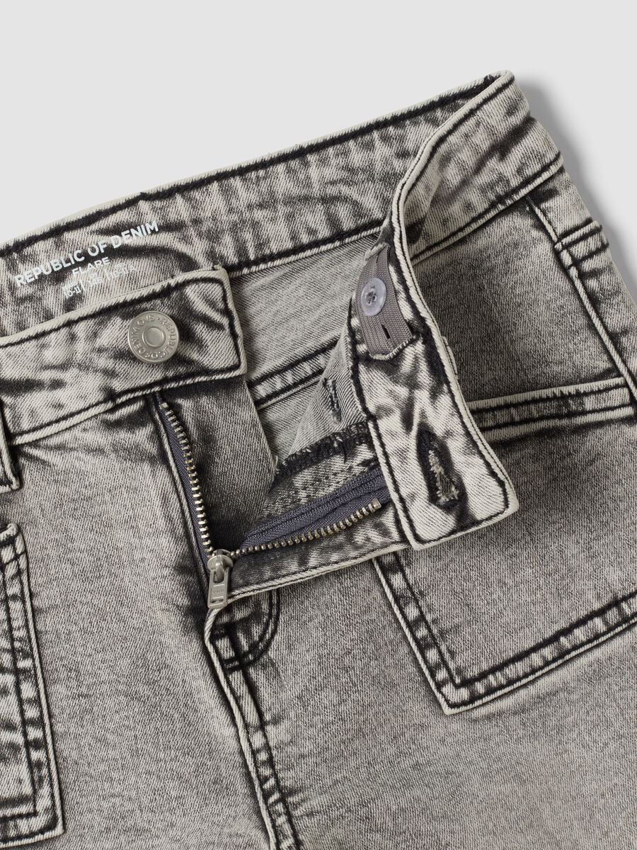 Jeans grigi flare in cotone elasticizzato per ragazza_1