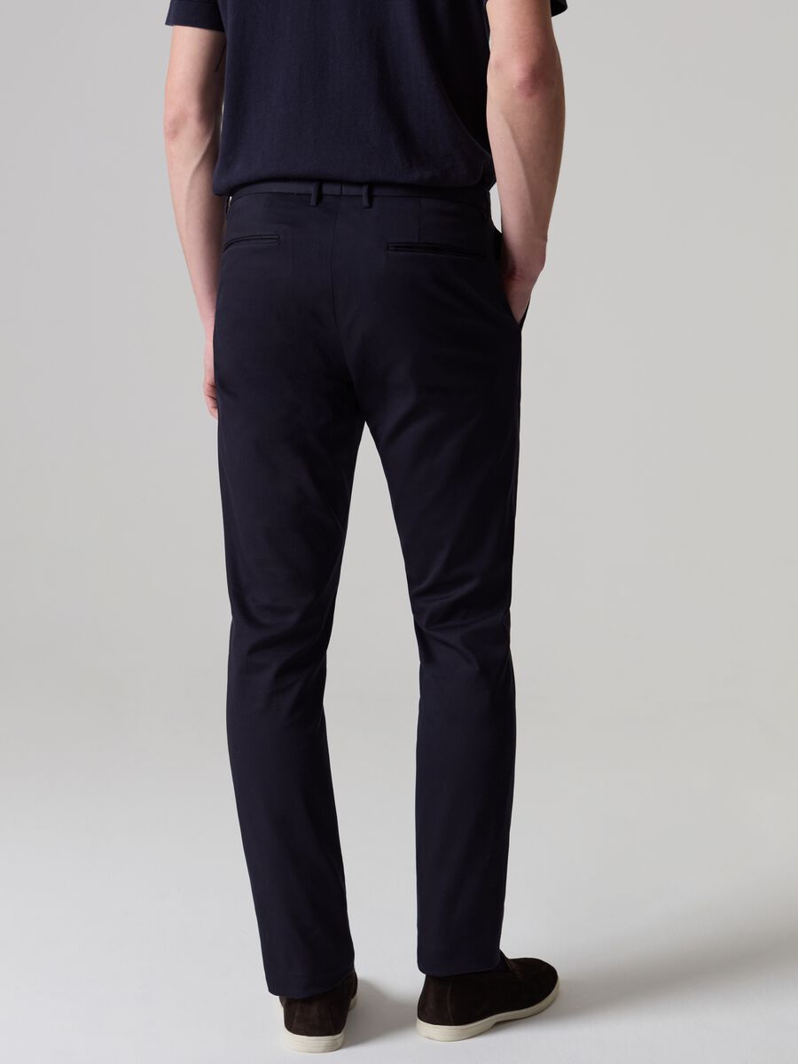 Contemporary chino trousers with five pockets_2