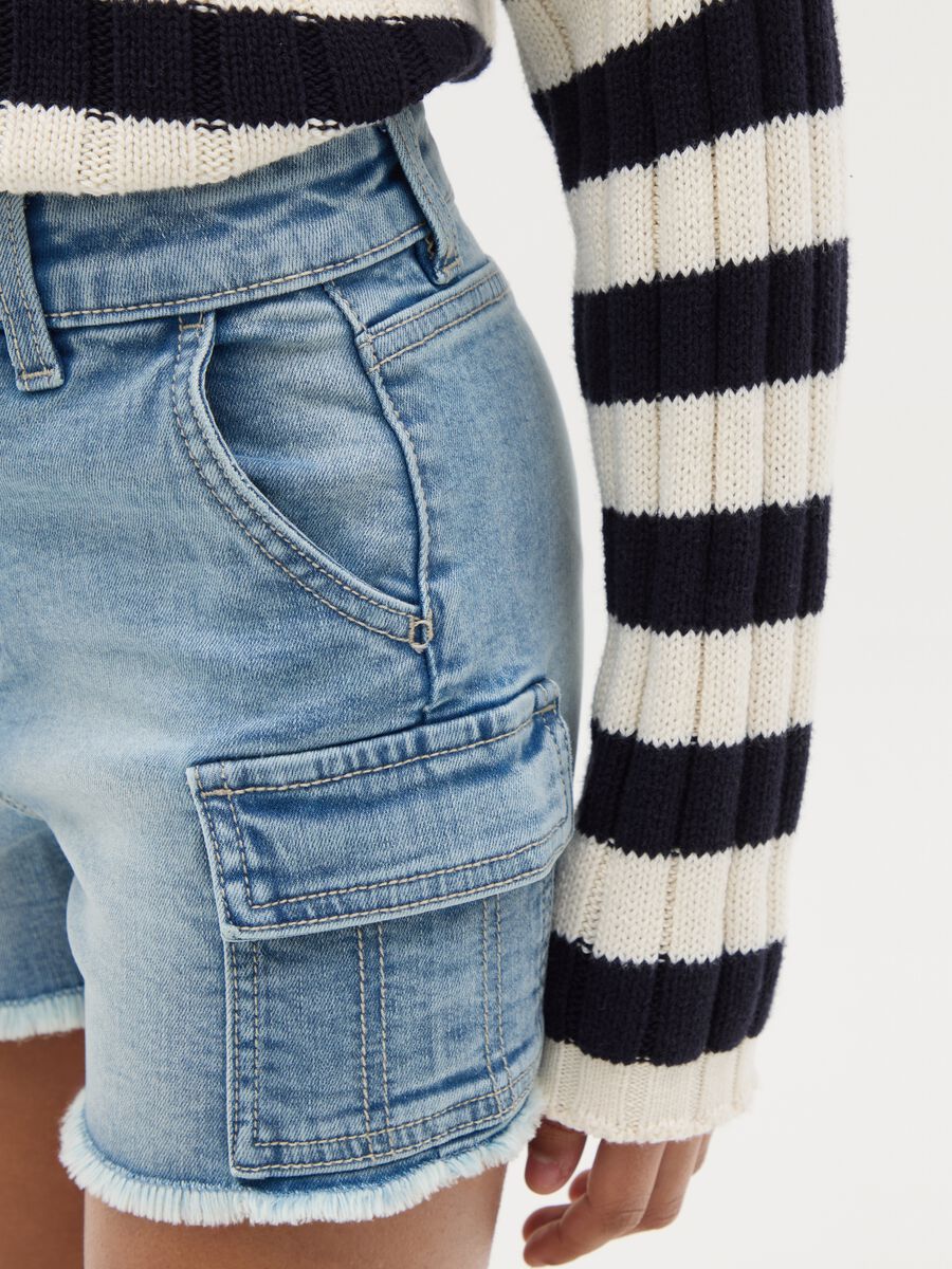 Shorts cargo denim con orlo sfrangiato_2