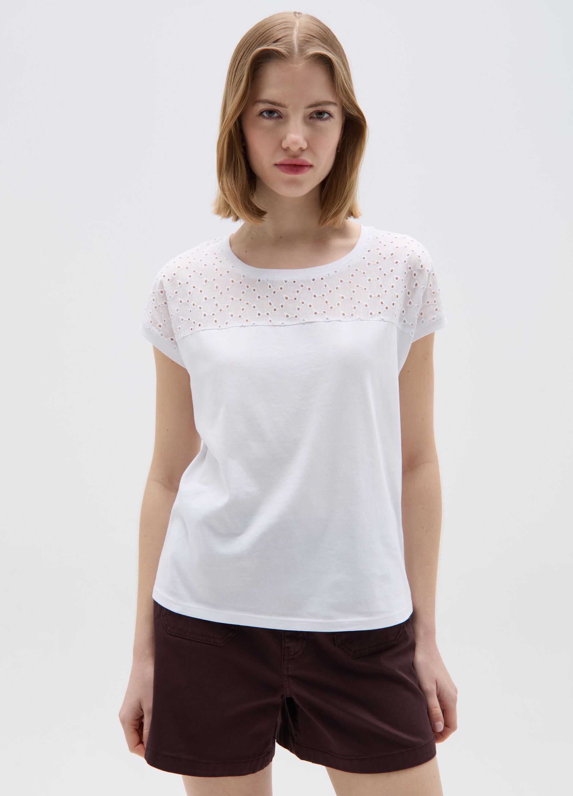 T-shirt in cotone con sangallo