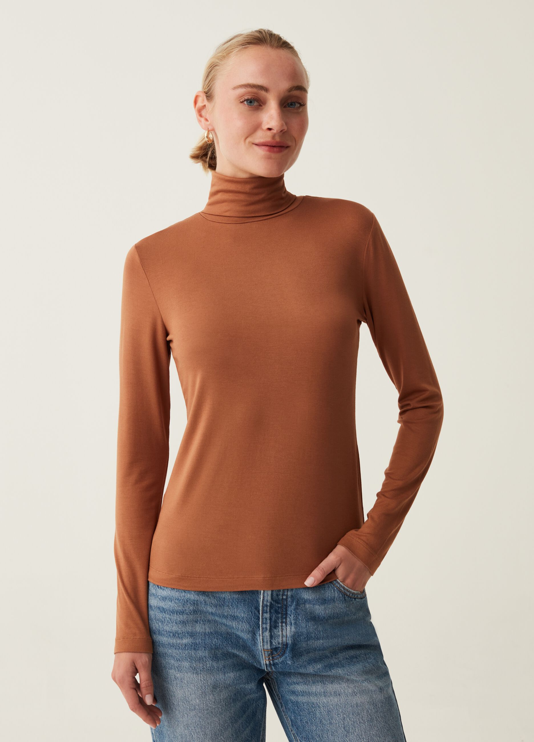 T-shirt a collo alto con maniche lunghe_1