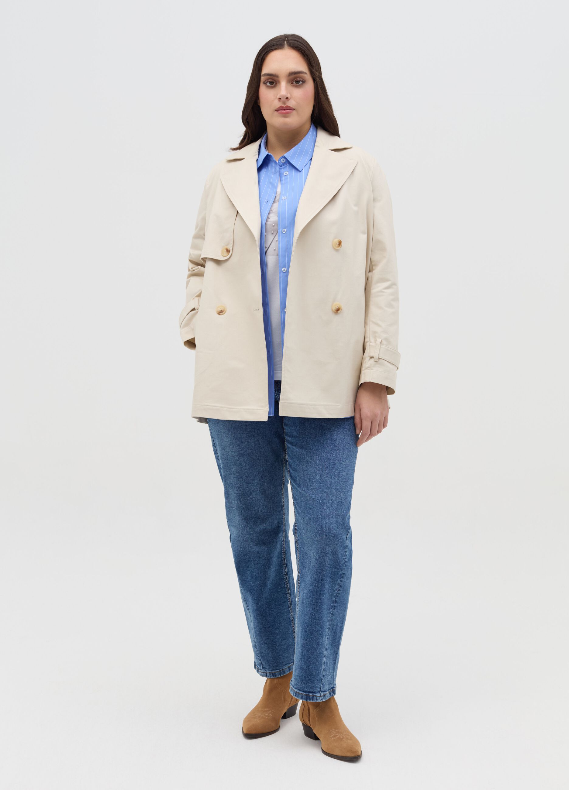 Curvy short double-breasted trench coat with belt