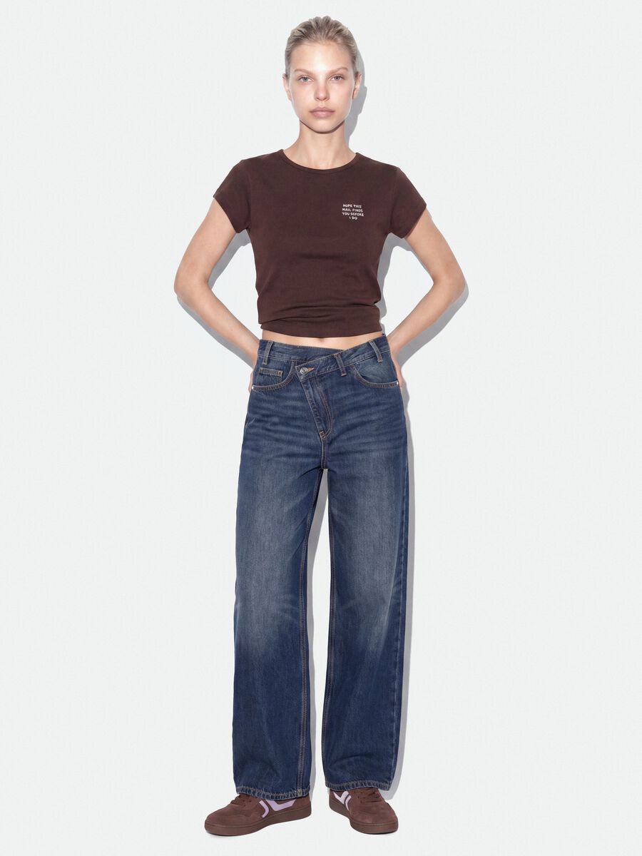 T-shirt marrone in puro cotone a girocollo con scritta_1