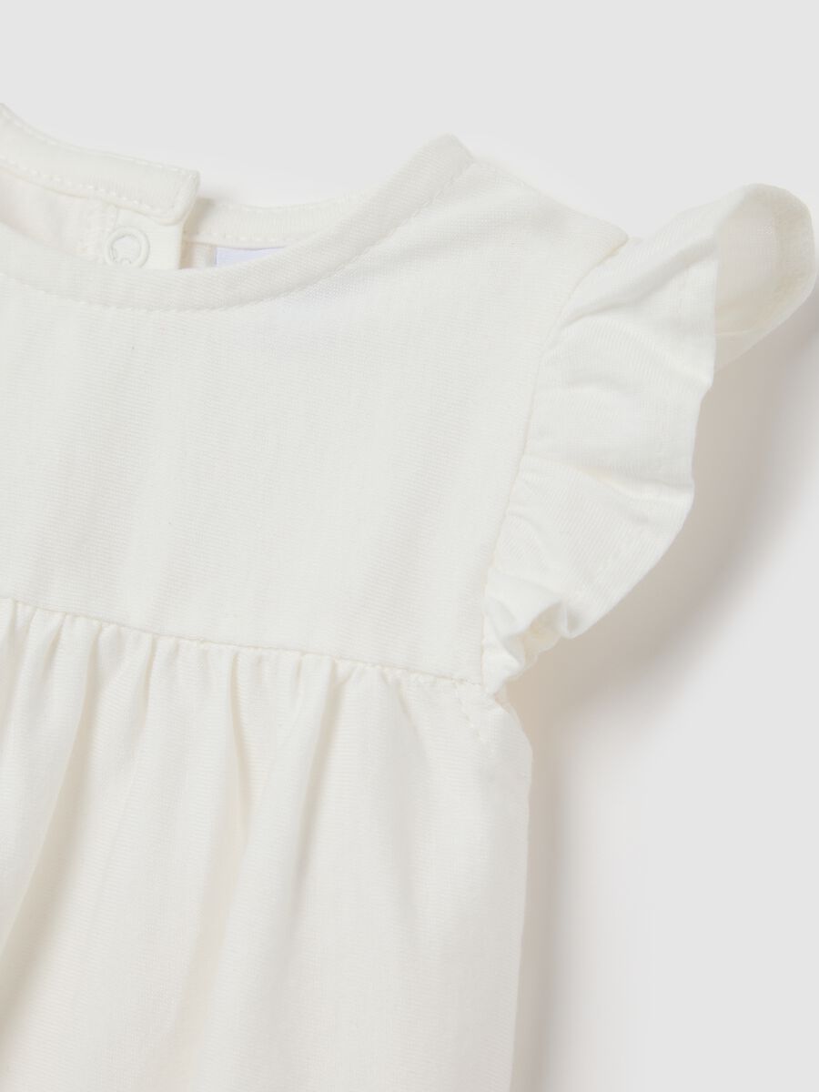 Newborn cotton set with lace top and shorts_3