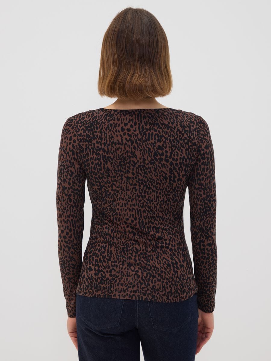 T-shirt marrone in viscosa elasticizzata con fantasia animalier slim fit_3