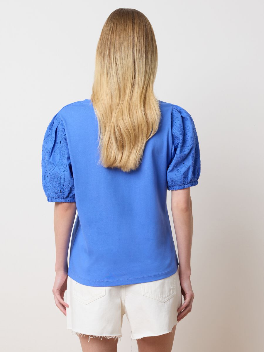Short Sleeve Blue T-shirt with Embroidered Details_2