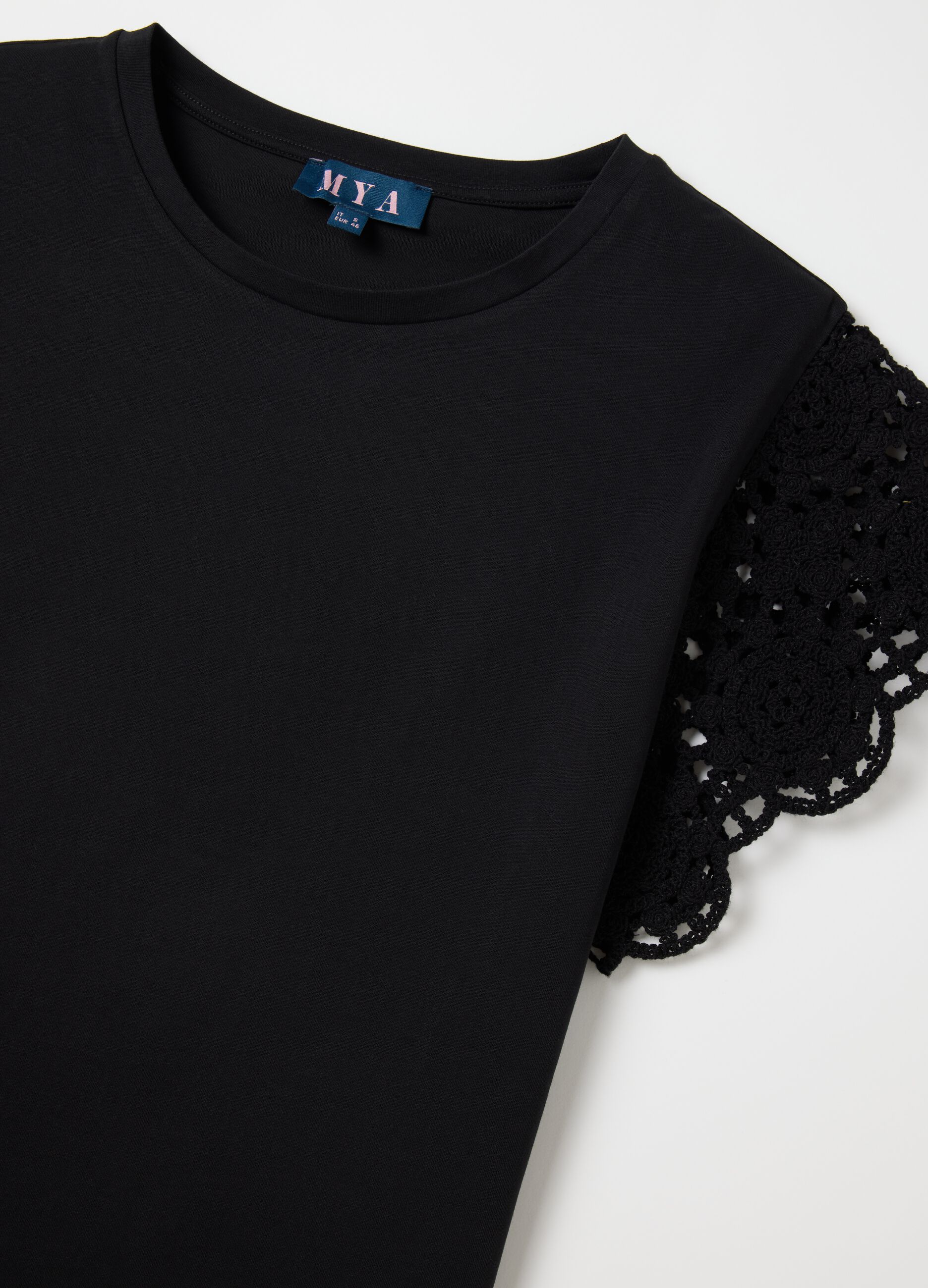Curvy black T-shirt with crochet sleeves