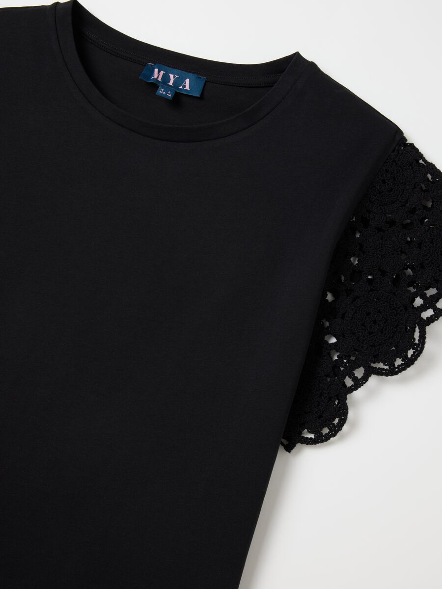 Curvy black T-shirt with crochet sleeves_5