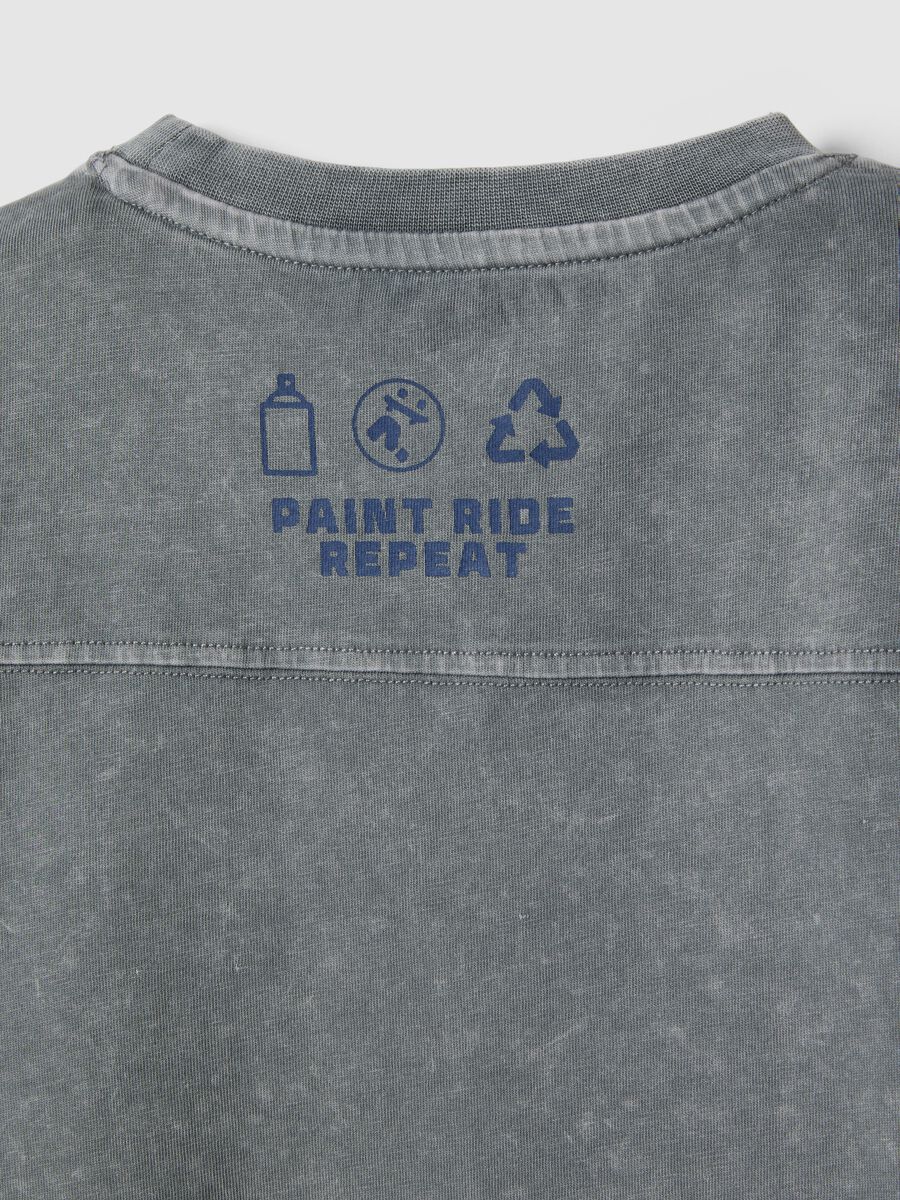 T-shirt in puro cotone grigia da bambino regular fit con patch_3