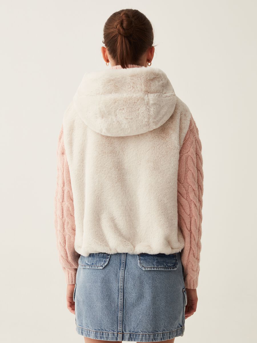 Gilet in eco pelliccia con cappuccio_2