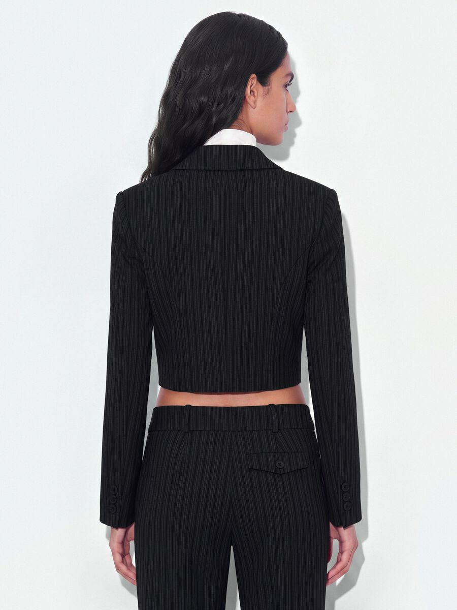 Blazer nero cropped in viscosa elasticizzata con rever classici slim fit_3