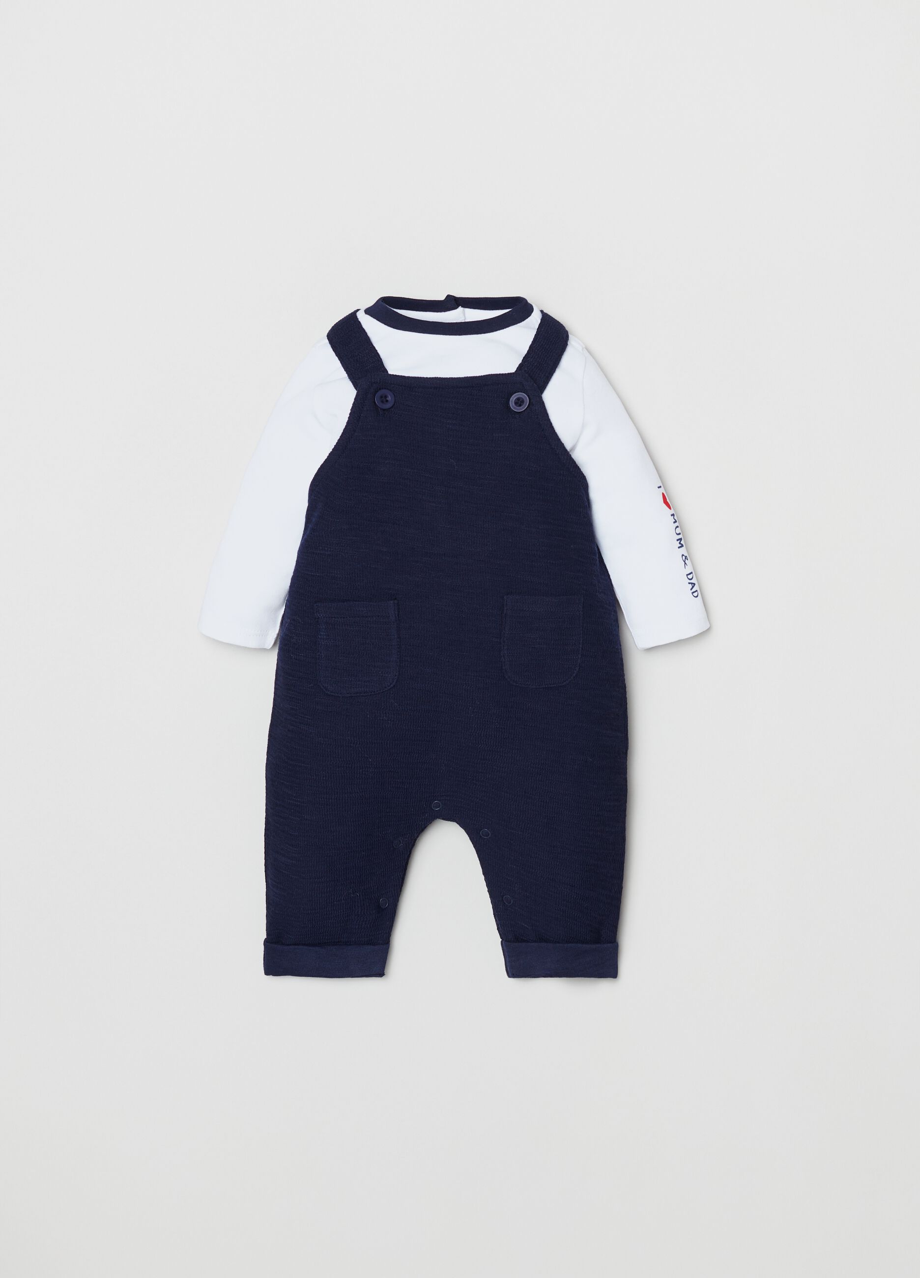 Set t-shirt con stampa e salopette_0